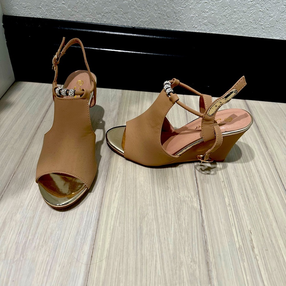 Women’s shoes / heels / wedges